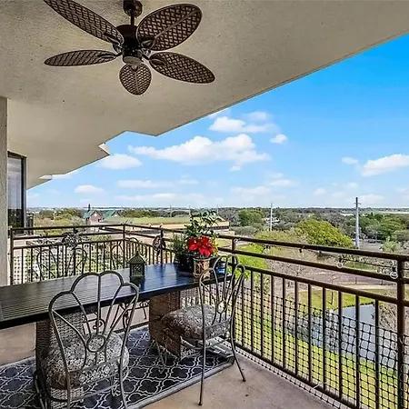 Spacious Lakefront Condo In Kissimmee
